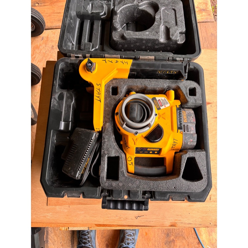 DeWalt DW077 Rotary Laser Level Kit with Case Wall Mount and Charger No Remote
